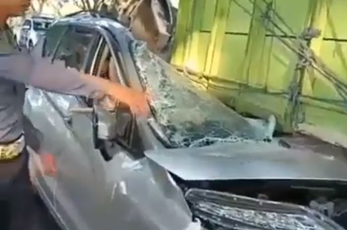 Mitsubishi Xpander tabrak truk