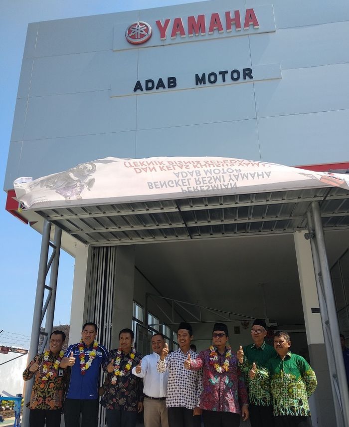 Foto bersama dari berbagai perwakilan di depan Bengkel Adab Motor SMK Muhammadiyah Lemahabang Cirebon