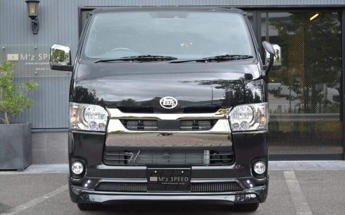 Wajah Toyota HiAce dengan bentuk bumper baru