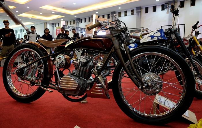 Honda Megapro bergaya board tracker di Kustomfest 2017