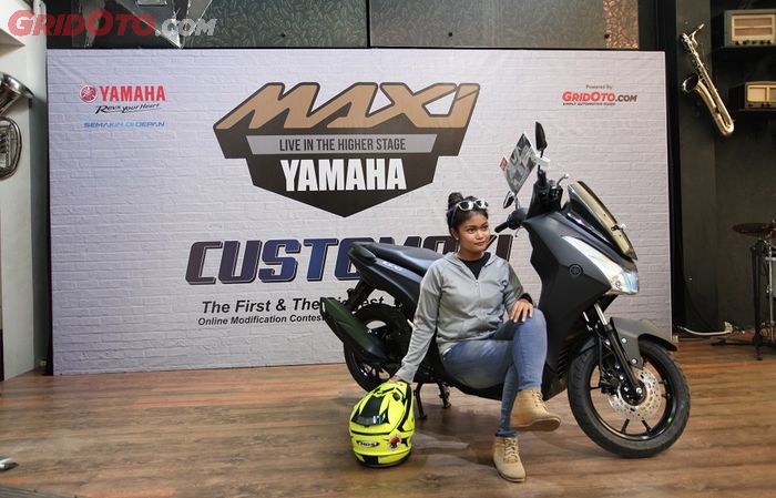 Tasya kontestan  Maxi Ladi sekaligus kontes di Customaxi Yamaha 2018 seri Yogyakarta