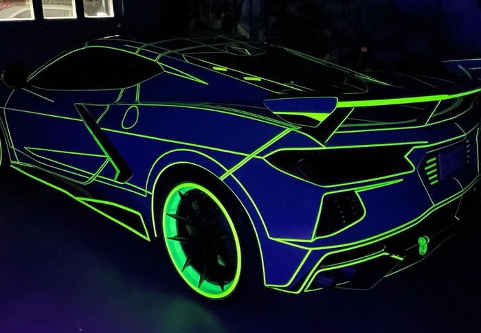 Modifikasi Chevrolet Corvette C8 tampil nyentik dengan wrapping glow in the dark