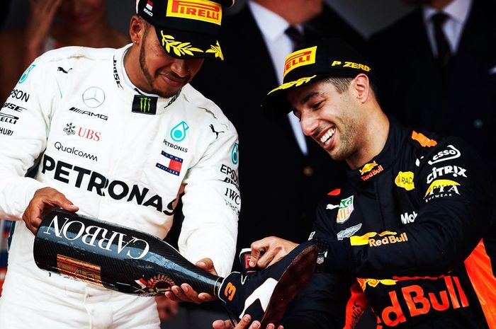 Lewis Hamilton dan Daniel Ricciardo di podium GP F1 Monako