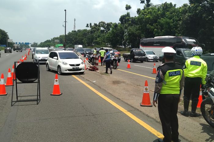 Urai Kepadatan Lalu Lintas selama libur panjang, Jasa Marga lakukan Contraflow&nbsp; di Jalan Tol Jakarta-Cikampek arah Cikampek.