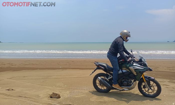 Honda CB150X beraksi di pinggir pantai Ciletuh 