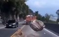 Ngeri! Batu Jatuh Dari Atas Bukit, Persis Di Depan Mobil Yang Melaju