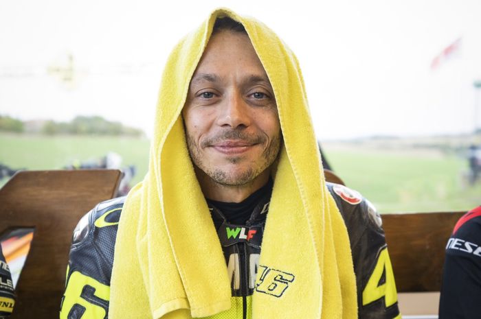 Valentino Rossi enggak mau keluar duit sendiri untuk membawa adik tirinya, luca Marini ke MotoGP