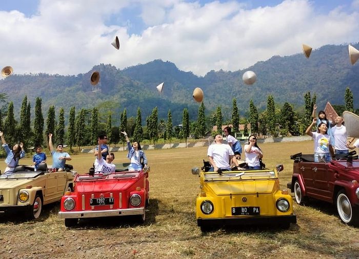 Ilustrasi wisata di Kawasan Candi Borobudur naik VW Safari