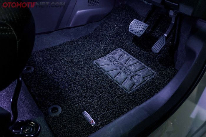 Pasang coilmats lansiran Comfort Carpet yang terbuat dari PVC murni