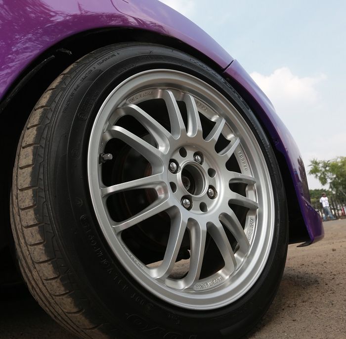 Kaki-kaki cantik dan sporty, hasil kombinasi pelek Volk Racing RE30 dan coilover ISC