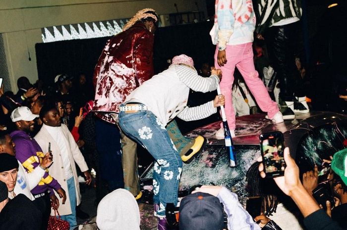 Potret Rolls-Royce Wraith yang digebukin massa sampai babak belur.