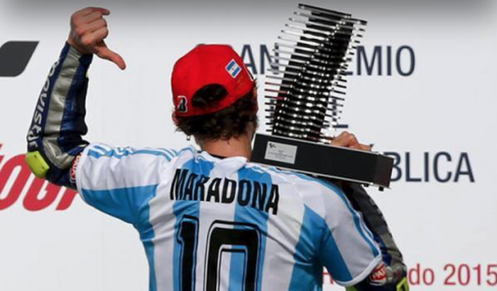 Ilustrasi. Valentino Rossi mengenakan jersey Maradona di podium MotoGP Argentina 2015