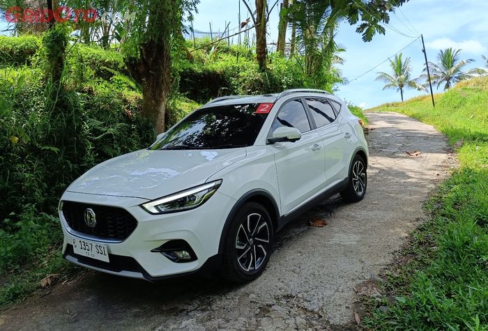 Mobil matik saat melewati turunan curam