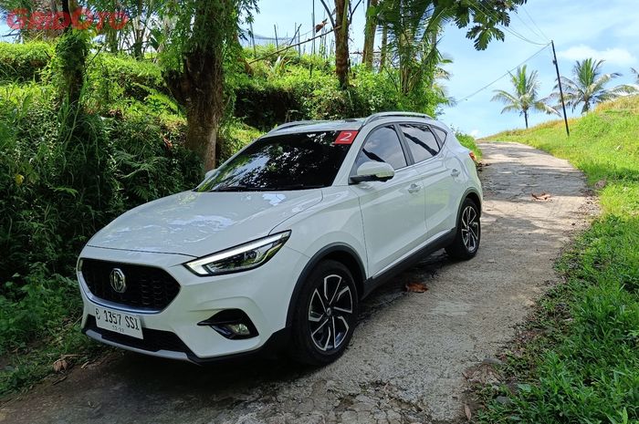 Mobil matik saat melewati turunan curam