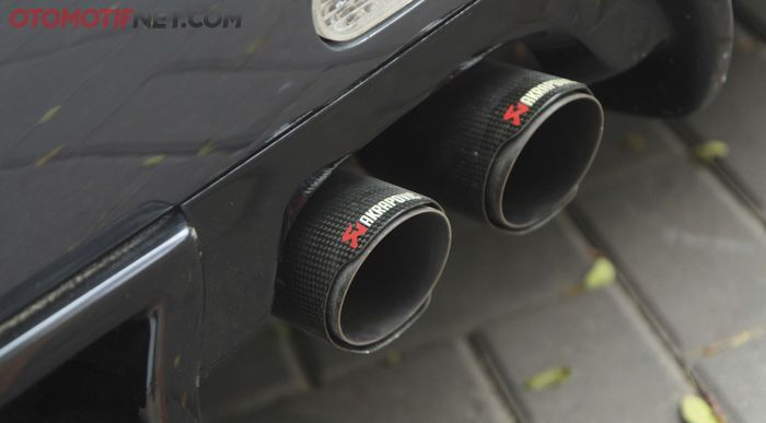 Tail pipe Akrapovic carbon, bikin tampilan lebih sporty Mini Cooper 