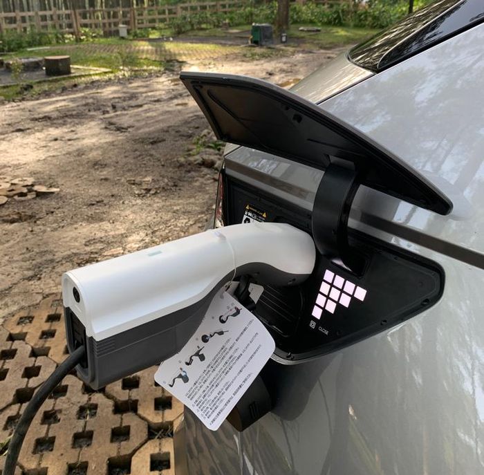 Pengecasan mobil Hyundai Ioniq 5