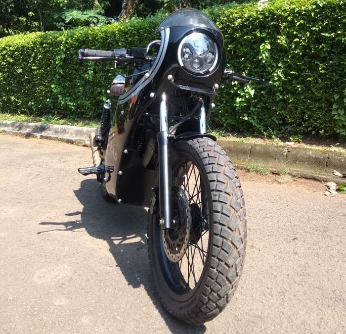 Cafe racer kece berbasis Honda Tiger kekar dengan pelek baru dan ban dual purpose