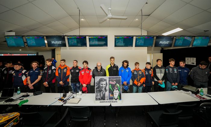 Pembalap berkumpul untuk sejenak mengenang dan memberi penghormatan kepada legenda MotoGP Phil Read dan Victor Steeman di MotoGP Australia 2022