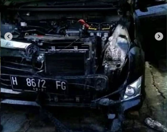 Kondisi bagian depan Daihatsu Sigra yang terbakar
