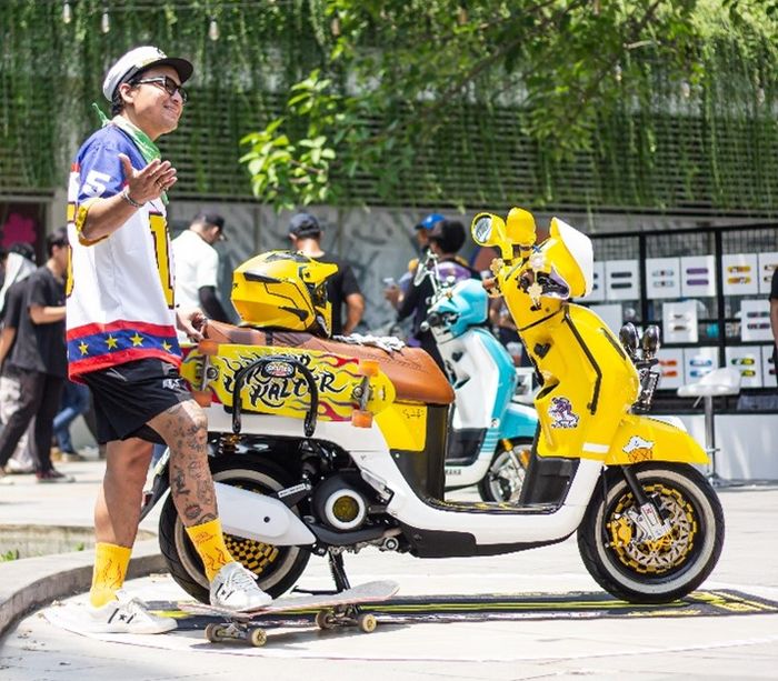 Salah satu peserta Fazzio Modifest 2024 berpose di sebelah motor kesayangannya