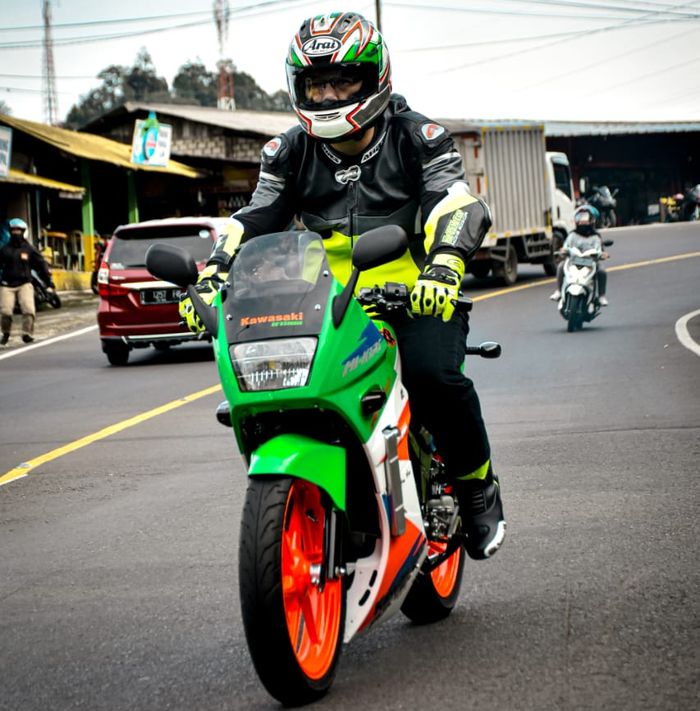 Hengkie bergaya saat riding dengan Kawasaki Ninja R ala SSR Thailand kece miliknya