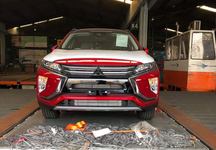 Fascia depan Mitsubishi Eclipse Cross yang tertangkap kamera sedang berada di area gudang Bandar Udara Soekarno-Hatta.