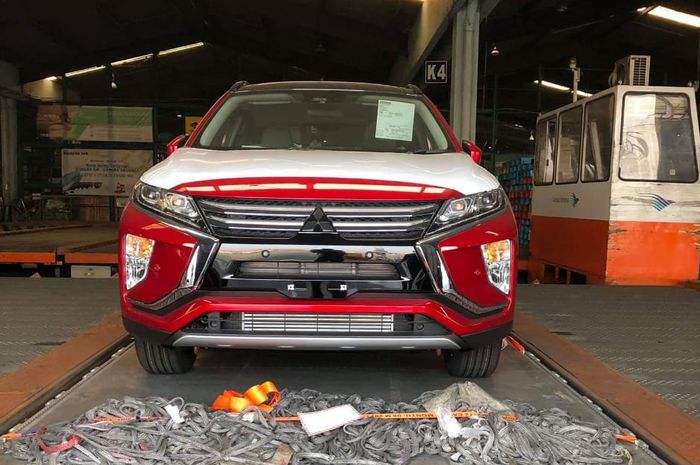 Fascia depan Mitsubishi Eclipse Cross yang tertangkap kamera sedang berada di area gudang Bandar Udara Soekarno-Hatta.