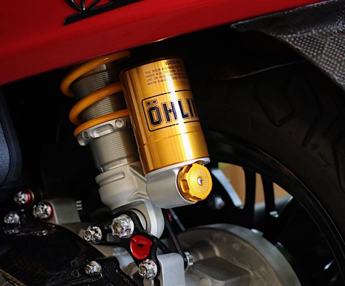 Suspensi belakang juga memakai produk Ohlins