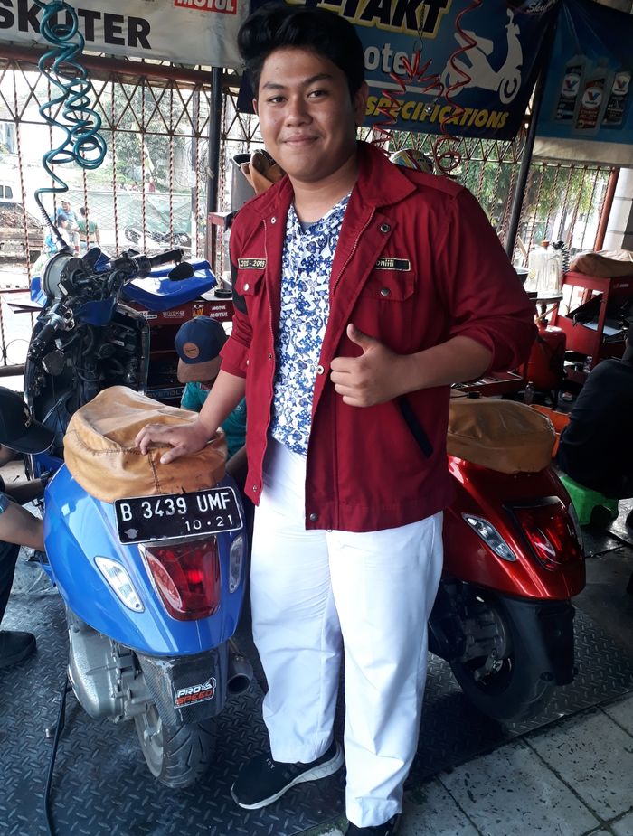 Muhammad Ramiza Ahsan dengan Vespa Primavera miliknya yang sedang di servis di AJM Skuter.