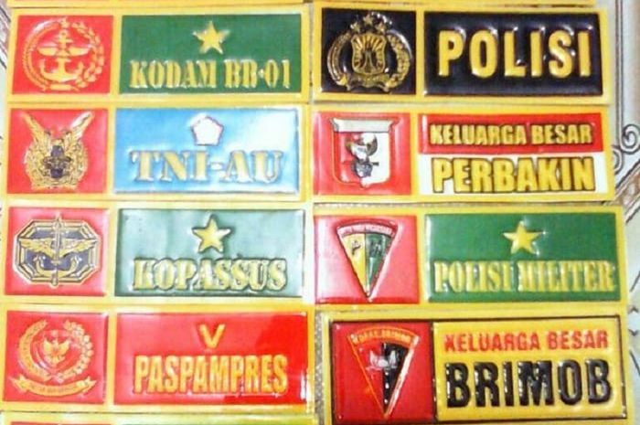 Deretan stiker pelat nomor TNI atau polisi