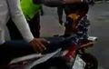 Bikin Senyum, Anak TK  Keciduk Polisi Bawa Mocil Di Jalan Raya, Nangis Takut Motornya  Diambil