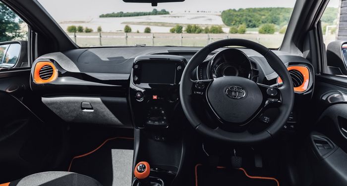 Dilengkapi dua tweeter 25 mm, dua speaker 150 mm dan  subwoofer 160 mm