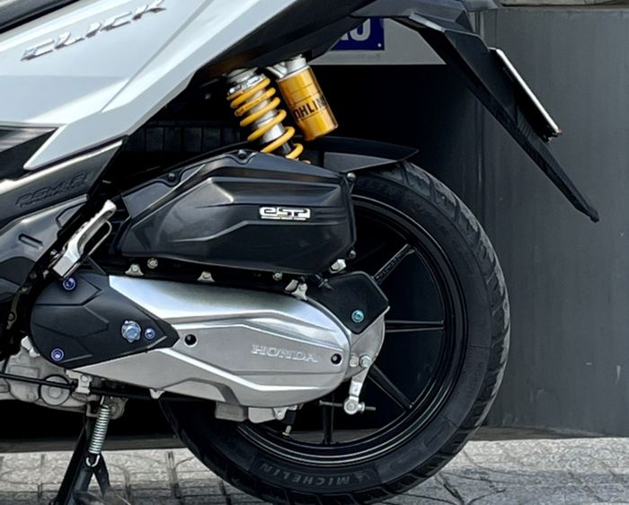 Suspensi belakang diganti dengan shock Ohlins