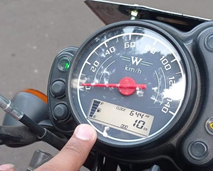 Spidometer Kawasaki W175 injeksi berbeda dengan W175 lokal, ada layar LCD mungil