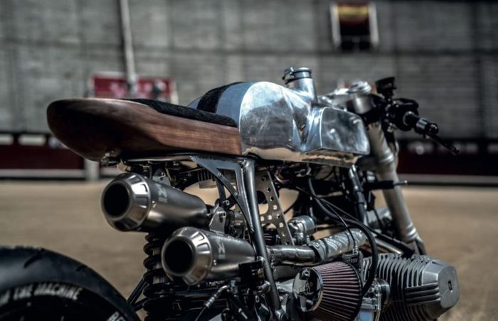 BMW R100 RS kustom caf&eacute; racer hasil kolaborasi dari Revival of The Machine dan XTR Pepo, dilansir oleh www.silodrome.com