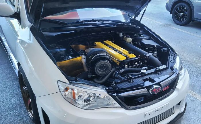 Mesin 2JZ sudah tersimpan rapi di engine bay modifikasi Subaru WRX