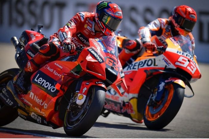 Duel antara Francesco Bagnaia (kiri) dengan Marc Marquez (kanan) di MotoGP Aragon 2021