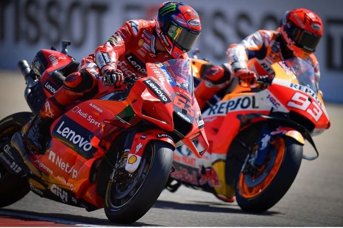 Duel antara Francesco Bagnaia (kiri) dengan Marc Marquez (kanan) di MotoGP Aragon 2021