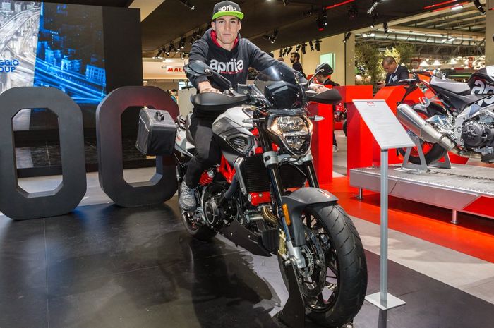 Aleix Espargaro berpose di atas motor Aprilia Shiver 900 di EICMA 2017