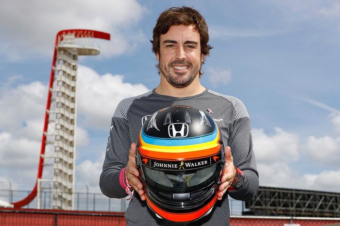 Fernando Alonso menunjukkan helm yang akan dipakainya di GP F1 Amerika dengan livery mirip di balap Indy 500