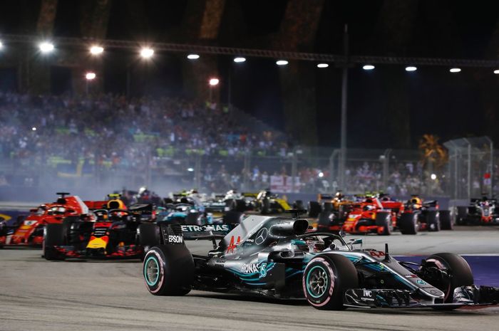Lewis Hamilton berhasil keluar sebagai juara GP F1 SIngapura
