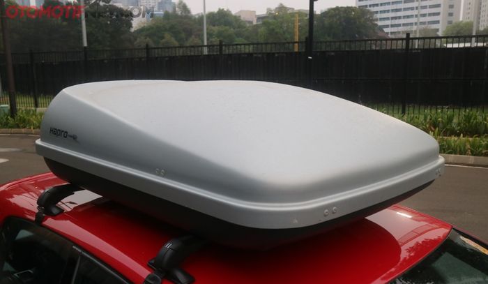 Roof box kerap dipasang untuk membuat mobil terkesan lebih ceper