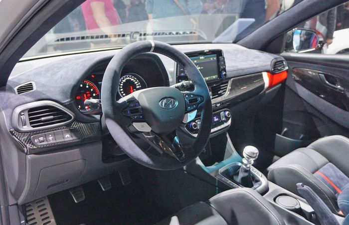 aksen serat karbon mendominasi kabin                    