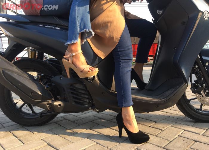 Ilustrasi lady biker naik motor pakai high heels
