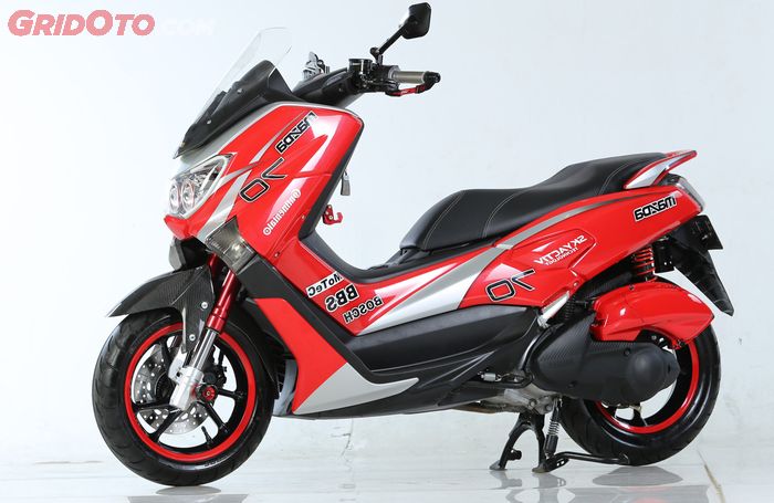 Yamaha NMAX dengan motif stiker mirror effect