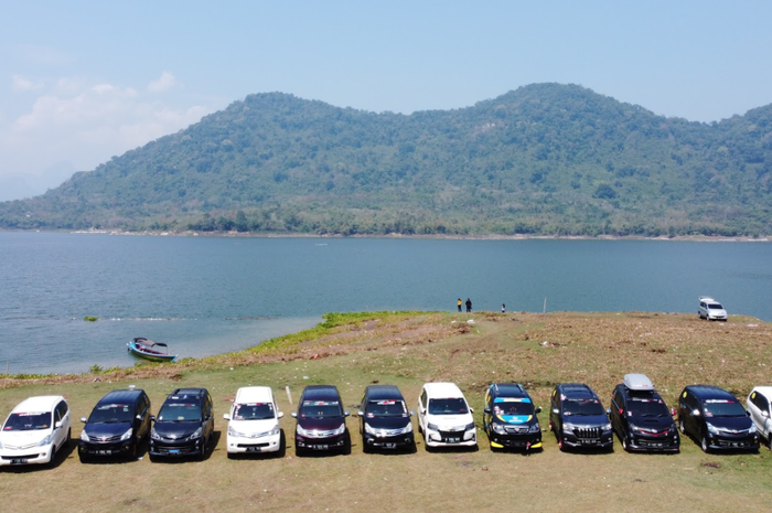 Mobil member Indonesian Toyota Avanza Club (INTAC) yang turut meramaikan acara anniversary ke-4.