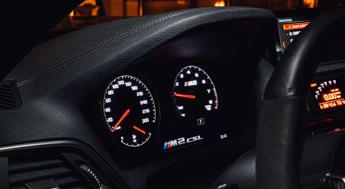 Penampilan panel instrumen CSL di kabin BMW M2