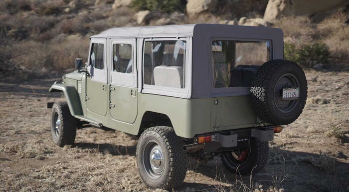 Sekujur body Toyota Land Cruiser FJ44 dibungkus cat eucalyptus green