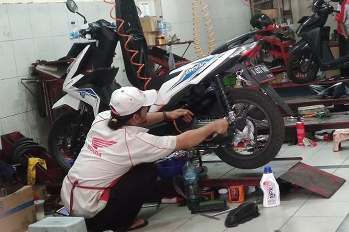 Ilustrasi perbaikan motor di bengkel resmi Honda