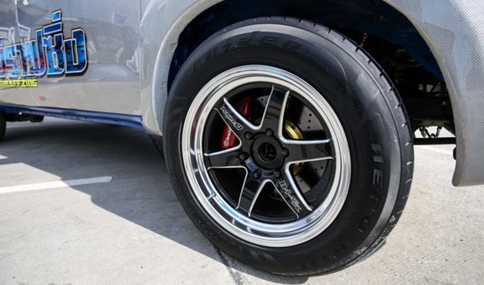 Toyota Hilux bergaya racing pakai pelek Lenso Project D 1-SR